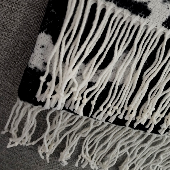 Well Dressed Home Decorative Throw Bats Reversible with Fringe Black and White - Picture 4 of 8